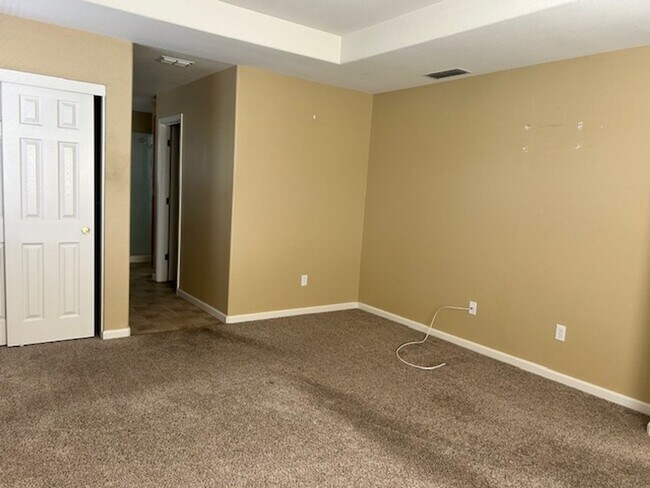 Building Photo - Spacious 4 bedroom, 2.5 Bathroom Available...