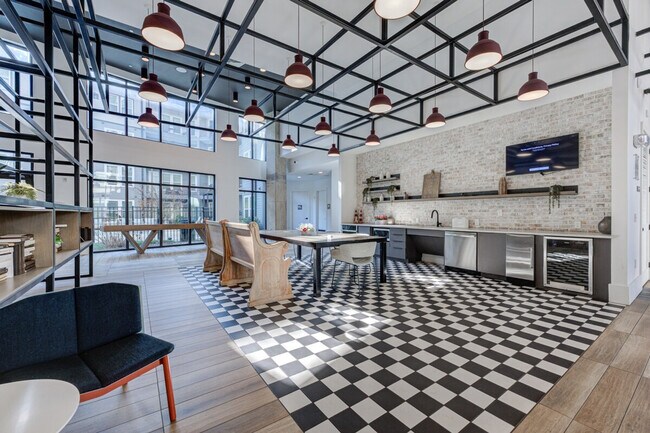 Building Photo - 975 Memorial Dr SE