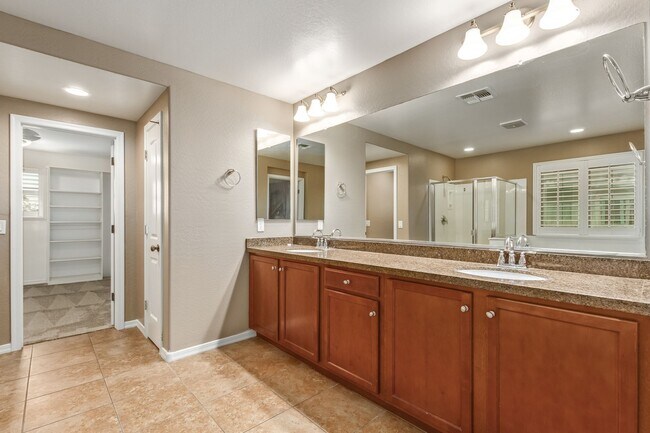 Building Photo - Lakeside Oasis: 5-Bed, 3-Bath Home with Up...