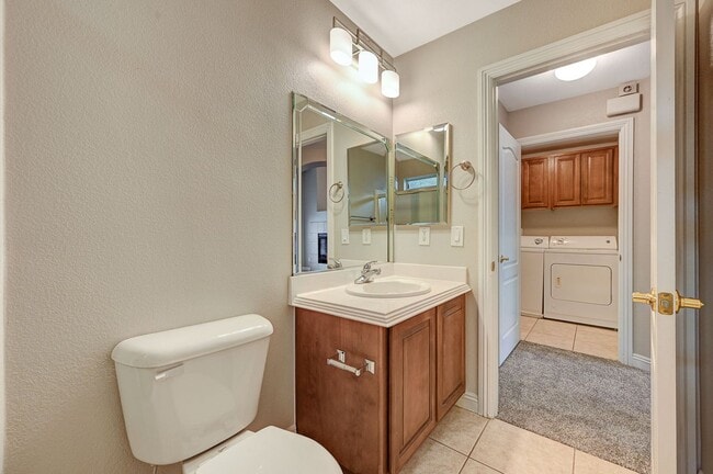 Building Photo - Charming Two-bedroom townhouse in Northwest