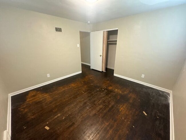 Building Photo - 2BR 1ba apartment conveniently located in ...