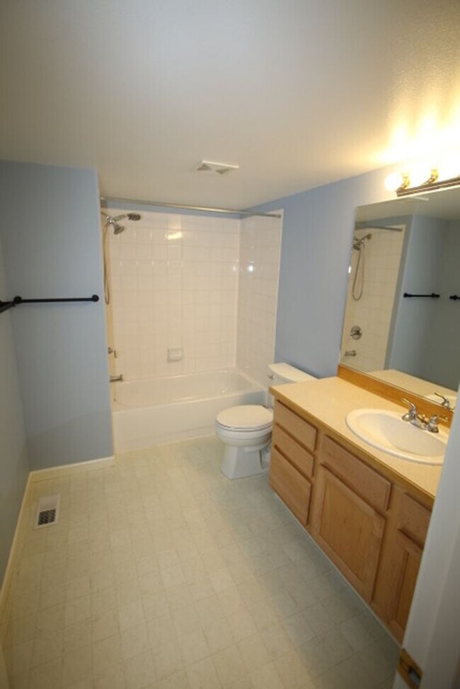 Building Photo - 9010 Sahalee Dr