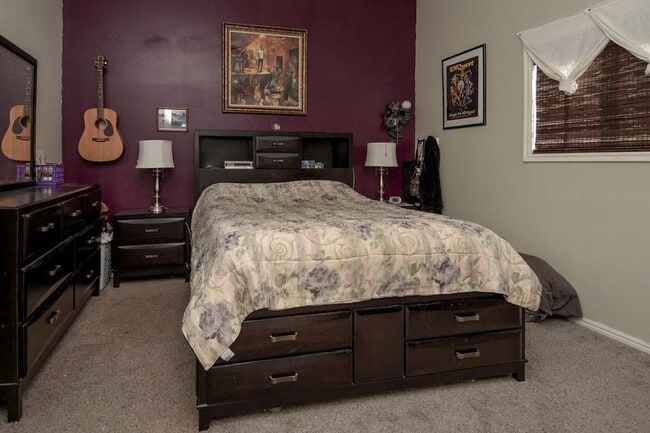 Building Photo - Bloomington Hills Beauty