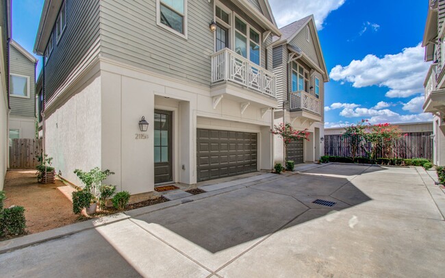 Building Photo - 2115 Naomi St