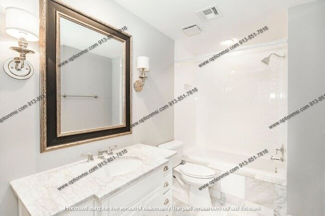 Building Photo - Fantastic Plaza location!!