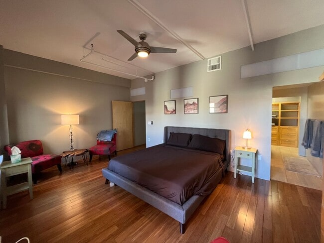 Building Photo - Eccentric 2 Bedroom 2.5 Bathroom Condo In ...