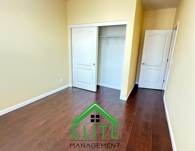 Building Photo - **Spacious and Updated Townhome in Desirab...
