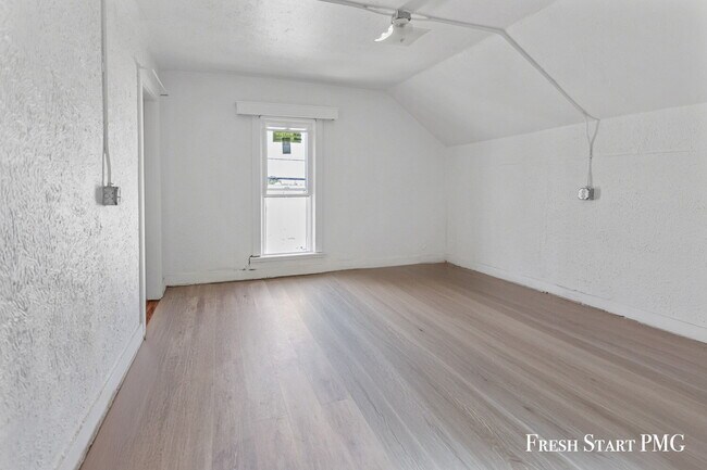 Building Photo - Bright and newly renovated apartment (2 Be...