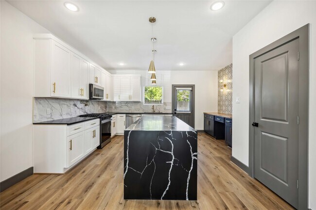 Building Photo - 8013 Ritz St