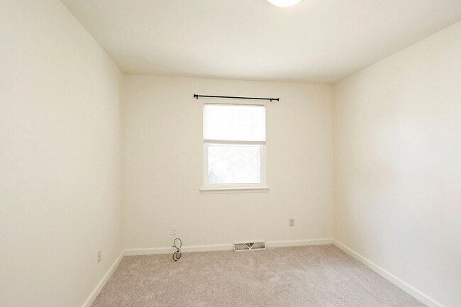 Building Photo - Move-in Ready/Pet-Friendly Briarwood Duplex