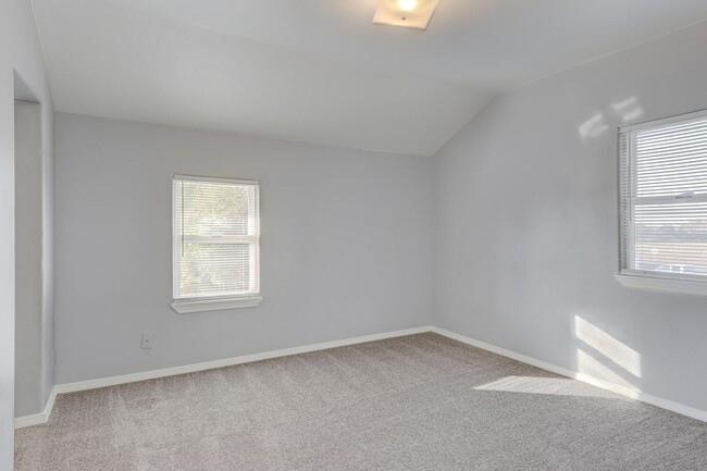 Building Photo - Dewey Duplex