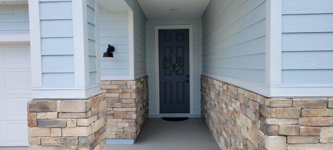 Building Photo - 214 Santos Ln