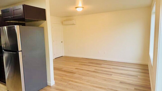 Building Photo - 4 bedroom duplex