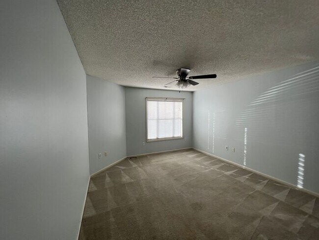 Building Photo - Breezewood Condo, 2 Brd/2bath Screen Porch! LVP wood flooring, Center of Wilmington!