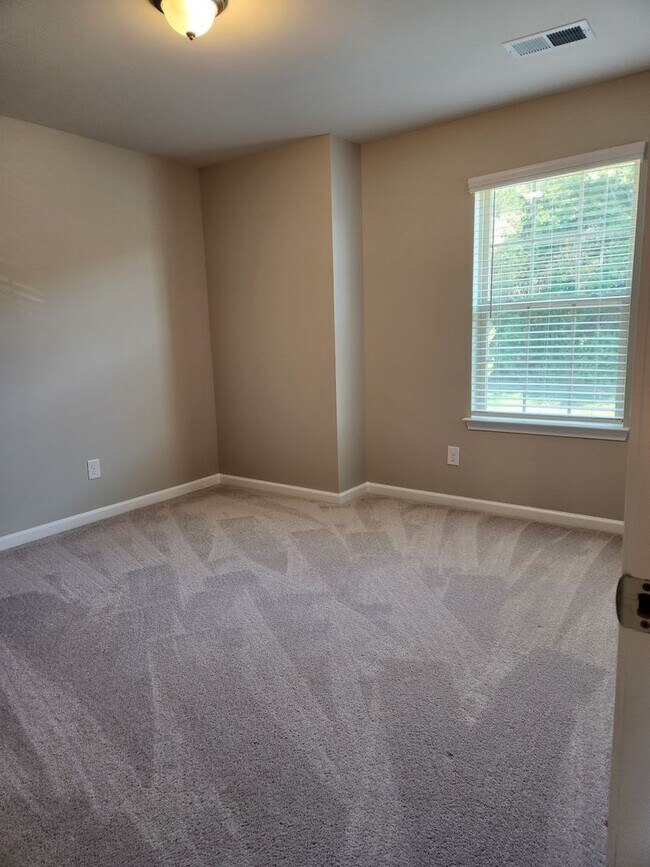 Building Photo - Charming Davidson 4-Bedroom with Modern Fi...