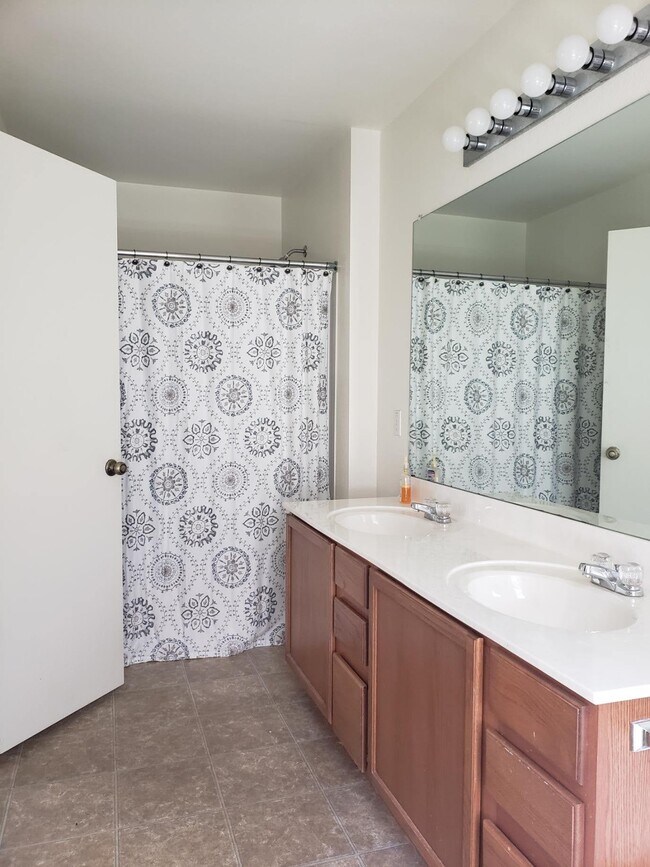 Master bathroom - 1824 Bayland St