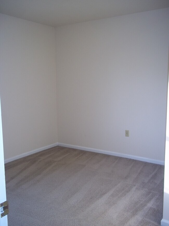 Building Photo - 223 Cross Keys Dr