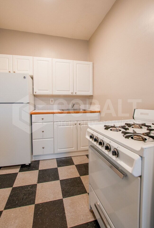 Building Photo - 674 Somerset Terrace NE