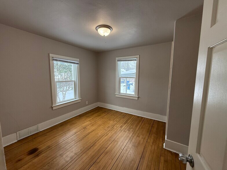 Building Photo - 909 University Dr N