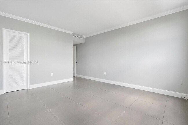 Building Photo - 10350 W Bay Harbor Dr