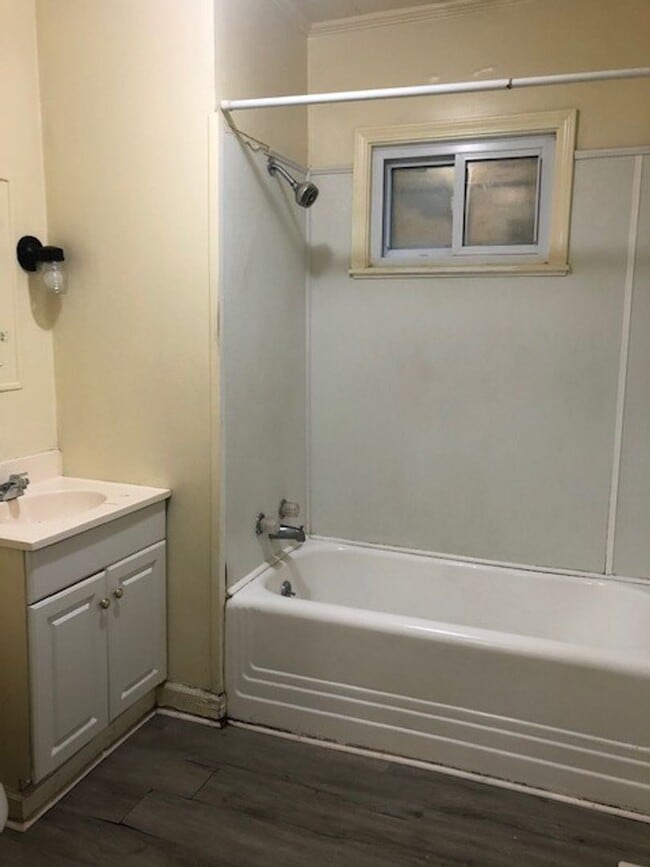 Building Photo - Charming 4 Bed/ 2 Bath Home in Madison, Available Now