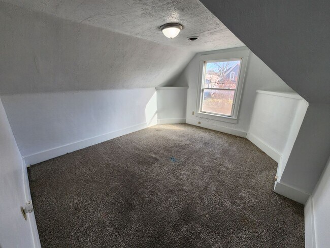 Building Photo - Spacious 2-Bedroom, 1-Bathroom Home AVAILA...