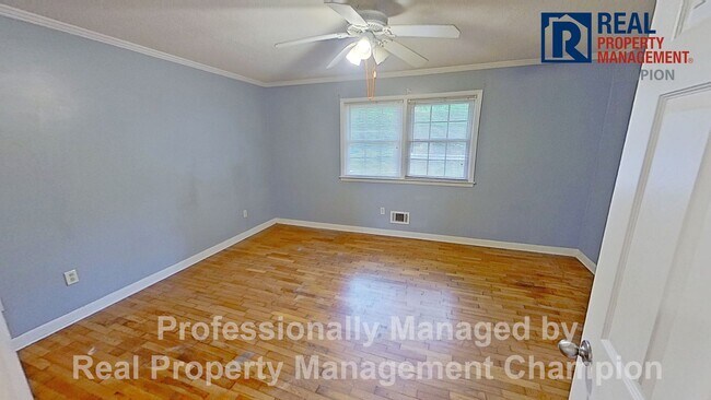 Building Photo - All Brick Ranch in the Heart of Hampstead