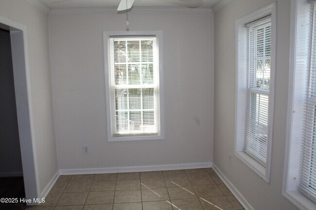 Building Photo - 933 Perrin Dr