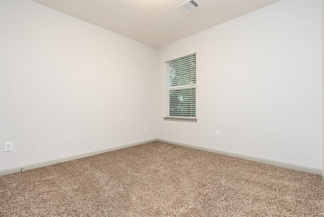 Building Photo - 910 Shady Ln