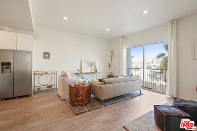 Building Photo - 1038 S Mariposa Ave