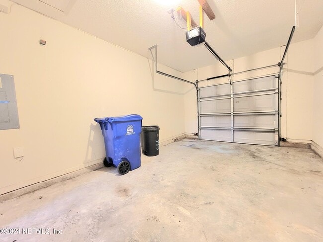 Building Photo - 915 Scrub Jay Dr