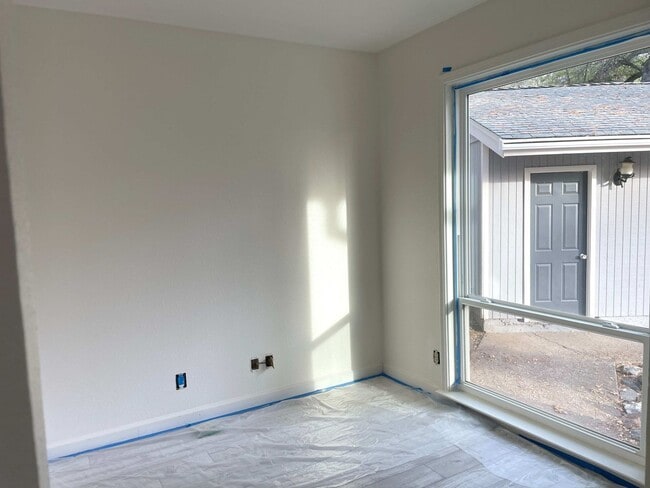 Building Photo - Open Floor plan single story home in beaut...