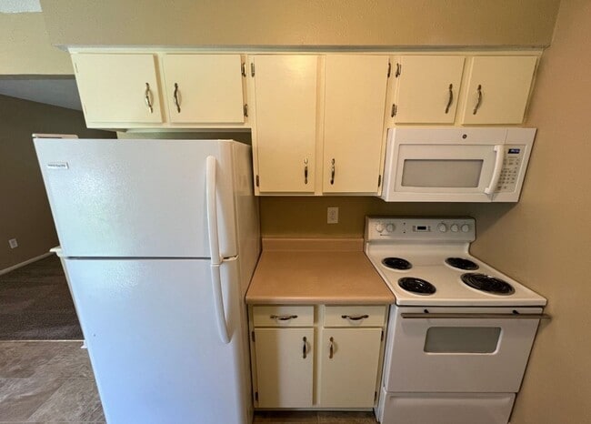 Building Photo - Spacious Split Level Duplex in Lee’s Summit!