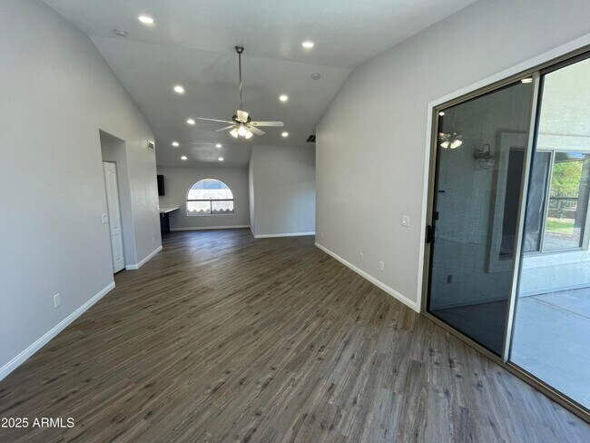 Building Photo - 841 E Lovegrass Dr