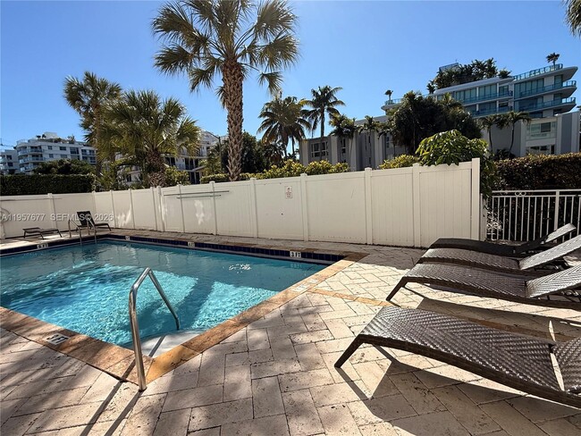 Building Photo - 10001 W Bay Harbor Dr