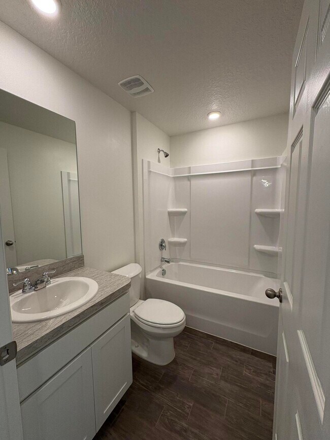 Building Photo - 295 Crescent SE St