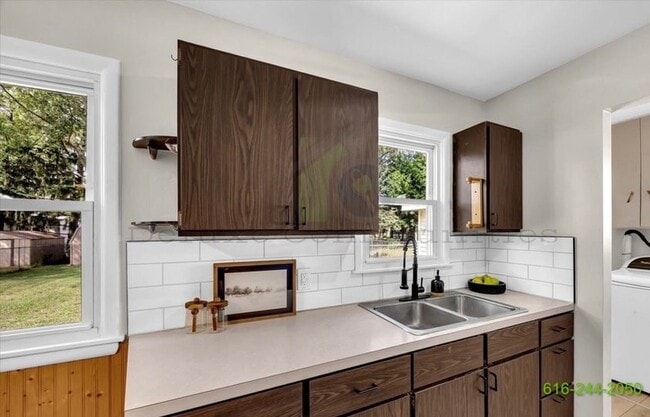 Building Photo - Newly Remodeled 3 Bedroom Kentwood Home! Stainless steel appliances!