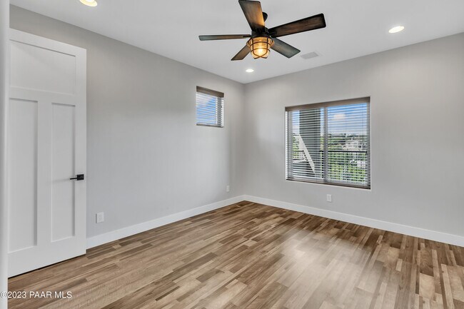 Building Photo - 1584 Majestic Way