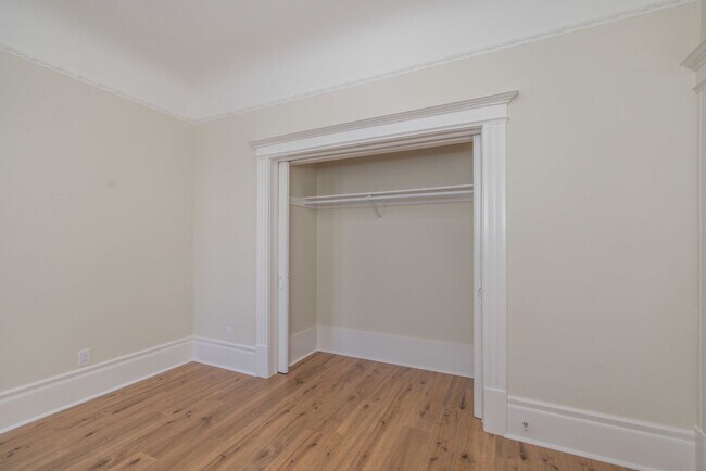 Building Photo - Fully Remodeled, Top Floor 3/2 Full Floor Flat W/ Bonus Room! In-Unit W/D!