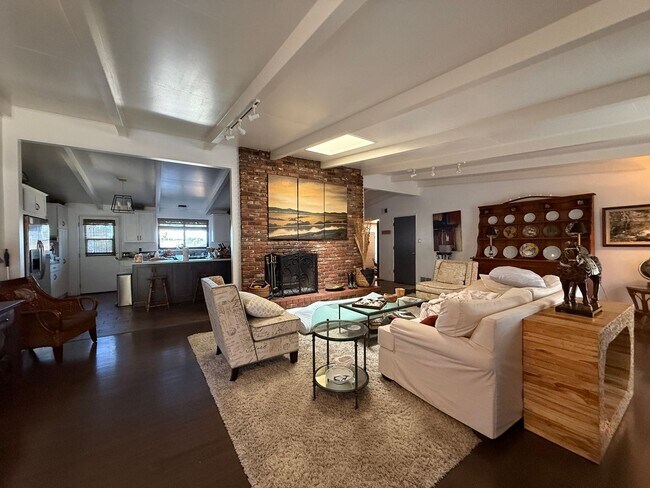 Building Photo - Stunning Fully Furnished 3 Bed-3 Bath Home with Den - Over 2300 Sq Ft.