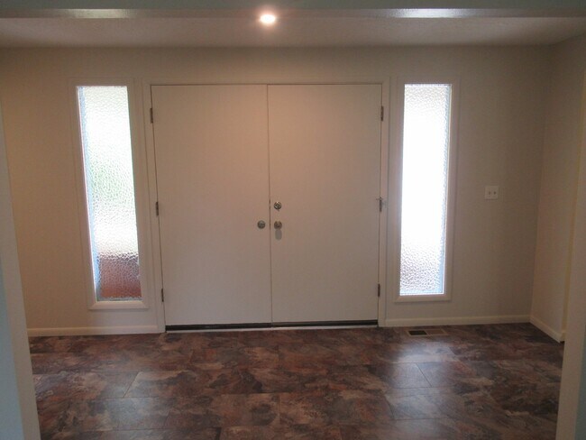 Building Photo - Great Three Bedroom Close South Salem