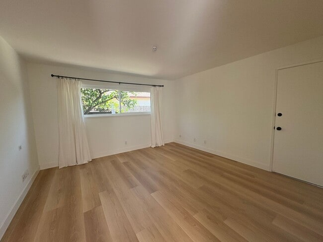 Building Photo - East End Ventura Gem - Spacious, Sunny & Immaculate