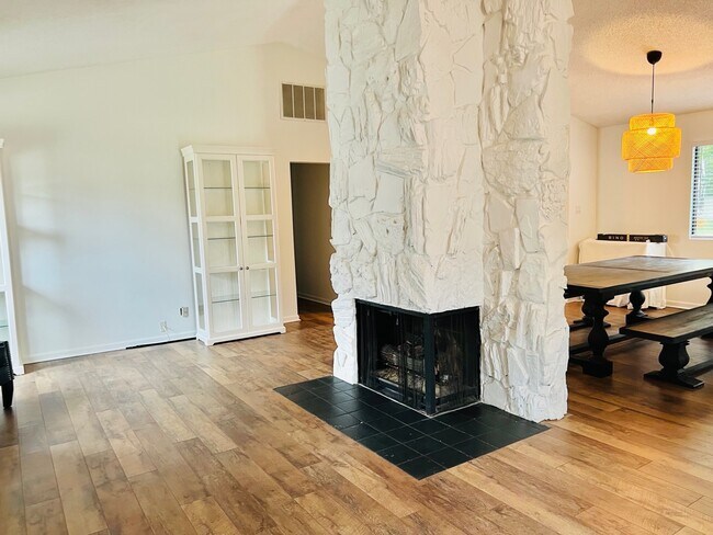 Building Photo - 808 Phoenix Dr