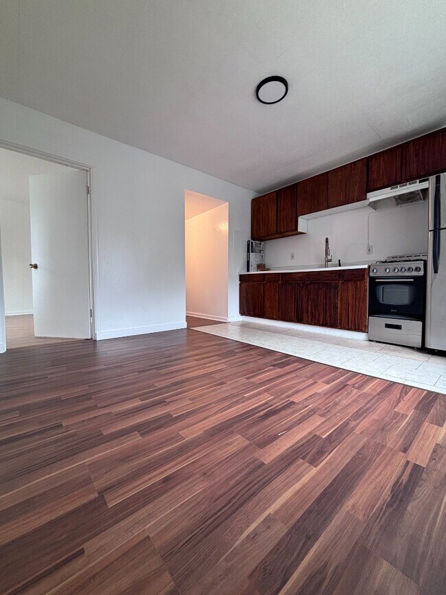 Building Photo - 718 S Yakima Ave