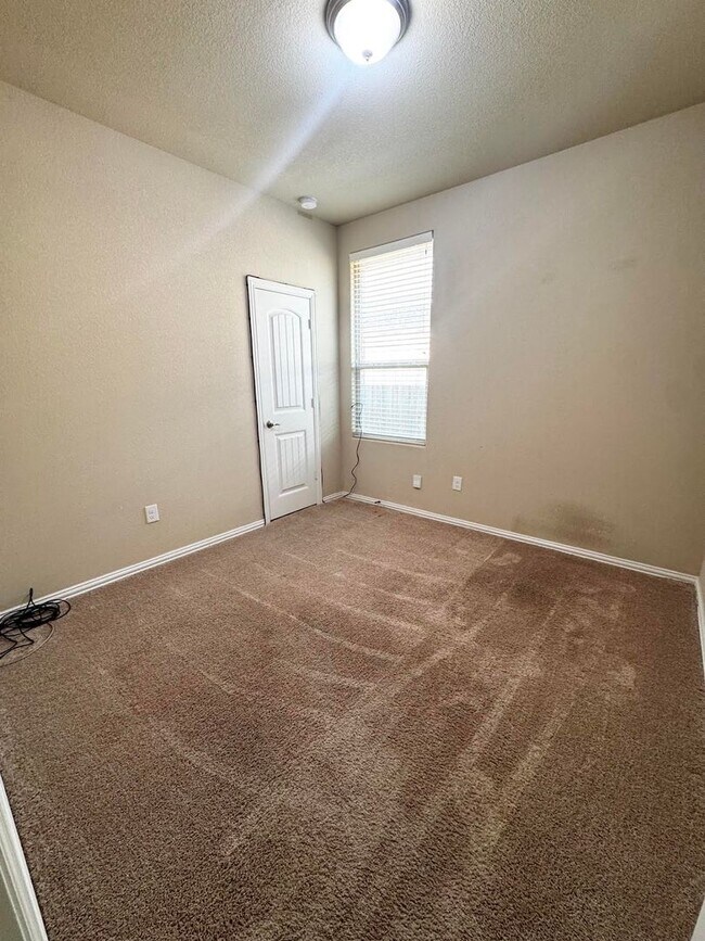 Building Photo - 4 Bedroom 2 Bathroom For Rent