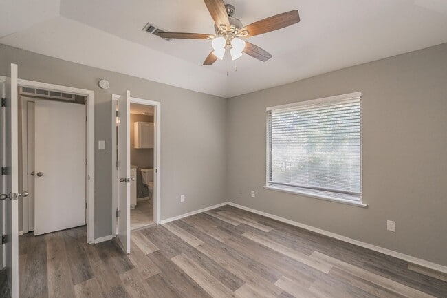 Building Photo - COMING SOON! FULLY REMODELED 2 bedroom, 2 ...