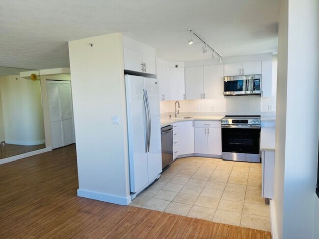 Building Photo - The Windsor, Renovated 1/1/1, prime Waikik...