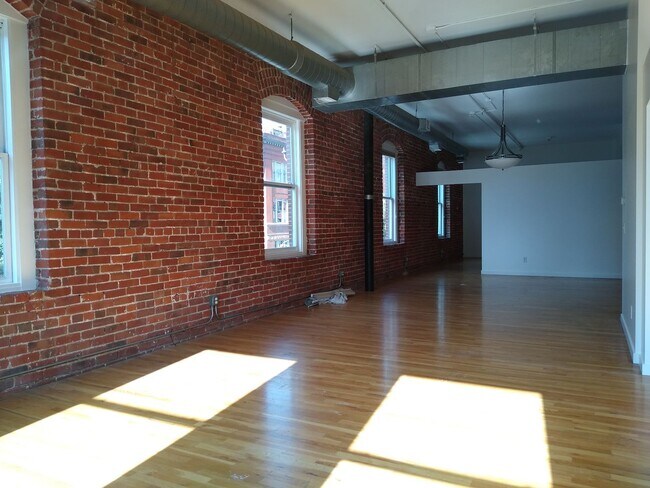 Building Photo - Loft Living At It's Finest In LODO!