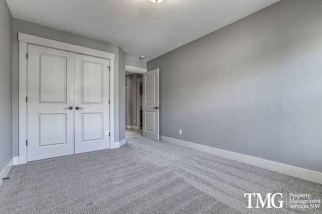 Building Photo - Large Pet Friendly 3 bed 2.5 bath home in ...