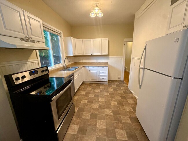 Building Photo - Gorgeous 4 Bed / 2 Bath Home on 6th Street!